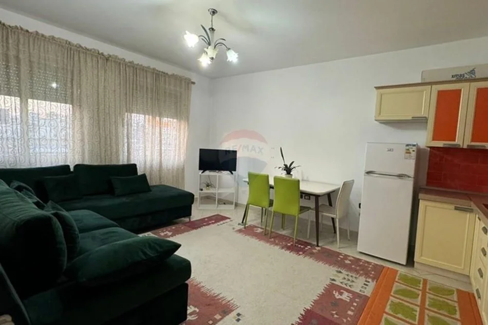 Tirane, jepet me qera apartament 1+1 Kati 4, 55 m² 450 € (Komuna e Parisit)