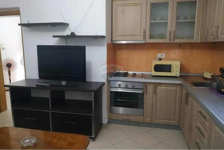Tirane, jepet me qera apartament 2+1 Kati 2, 65 m² 400 € (Shkolla e Bashkuar)