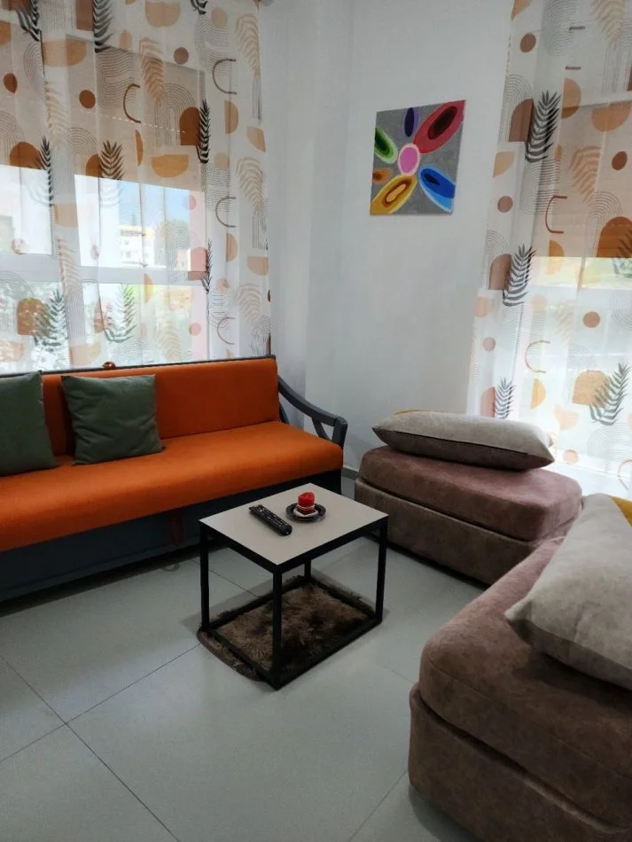 Tirane, jepet me qera garsonier Kati 0, 320 € (ali demi)