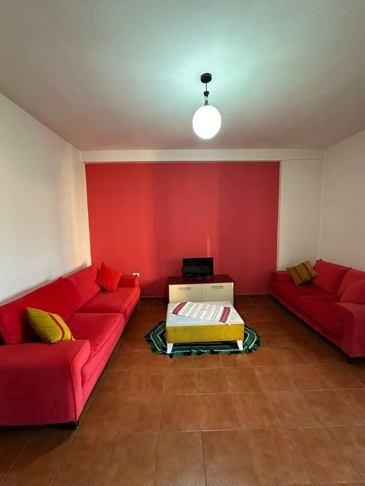 Tirane, jepet me qera apartament 1+1 , 80 m² (stacioni i trenit) - 450 euro