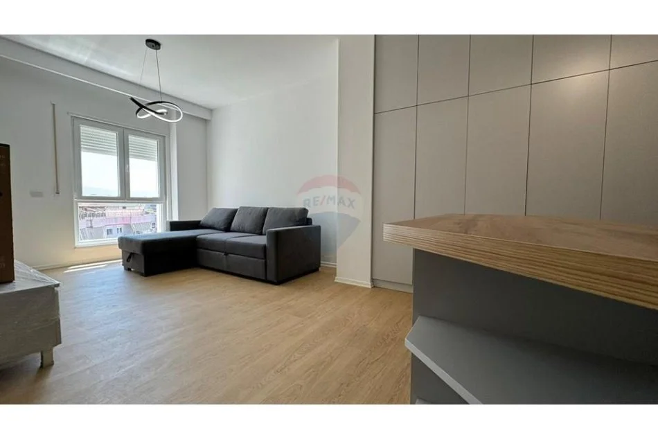Tirane, jepet me qera apartament 1+1 , 65 m² 750 € (Qendër)