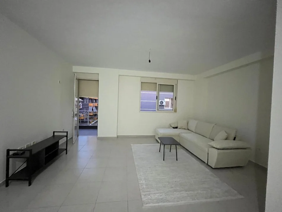 Tirane, jepet me qera apartament 1+1 Kati 4, (Kompleksi Tom Doshi)