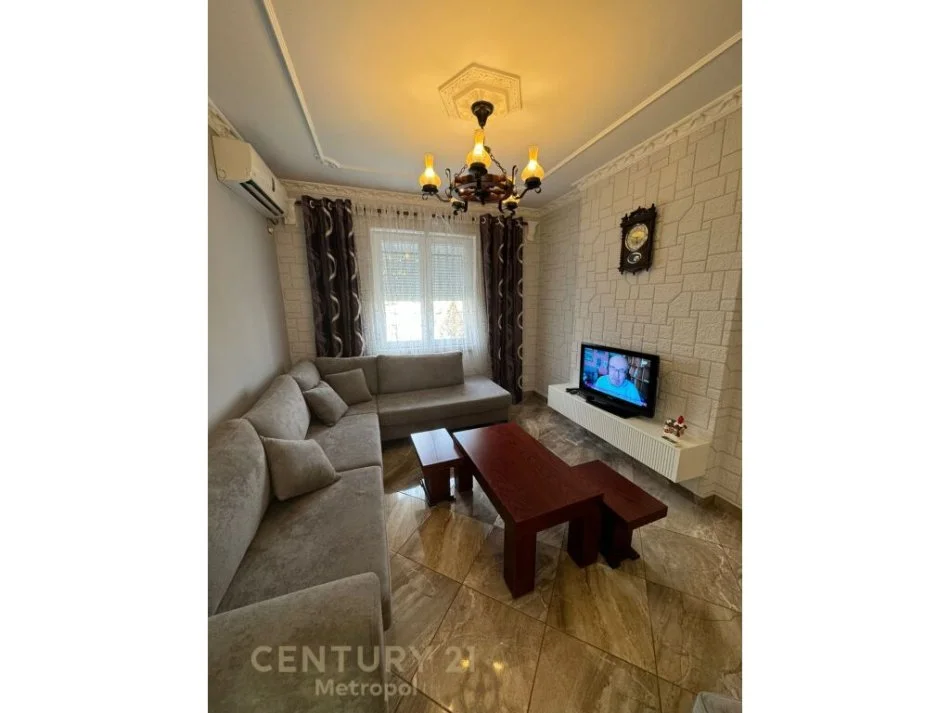 𝐓𝐢𝐫𝐚𝐧𝐞, 𝐣𝐞𝐩𝐞𝐭 𝐦𝐞 𝐪𝐞𝐫𝐚 𝐚𝐩𝐚𝐫𝐭𝐚𝐦𝐞𝐧𝐭 𝟐+𝟏 𝐊𝐚𝐭𝐢 𝟒, 𝟗𝟔 𝐦² 𝟏.𝟏𝟎𝟎 € (𝐈𝐬𝐡 𝐁𝐥𝐥𝐨𝐤𝐮)