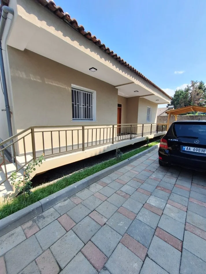 Tirane, jepet me qera Vile 2+1+Aneks+Ballkon Kati 1, 800 € (Laprake, prane Spitalit Ushtarak)