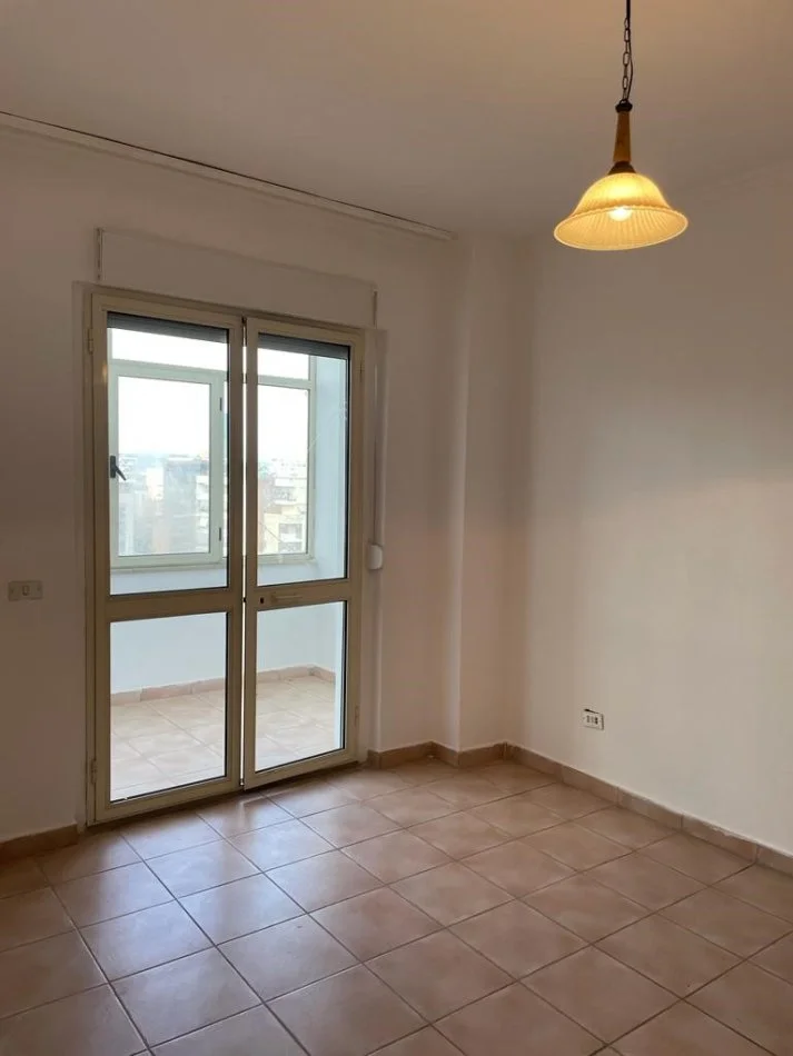 Tirane, jepet me qera 3+1 Kati 8, 150 m² 600 € (Bulevardi Zhan D'Ark)