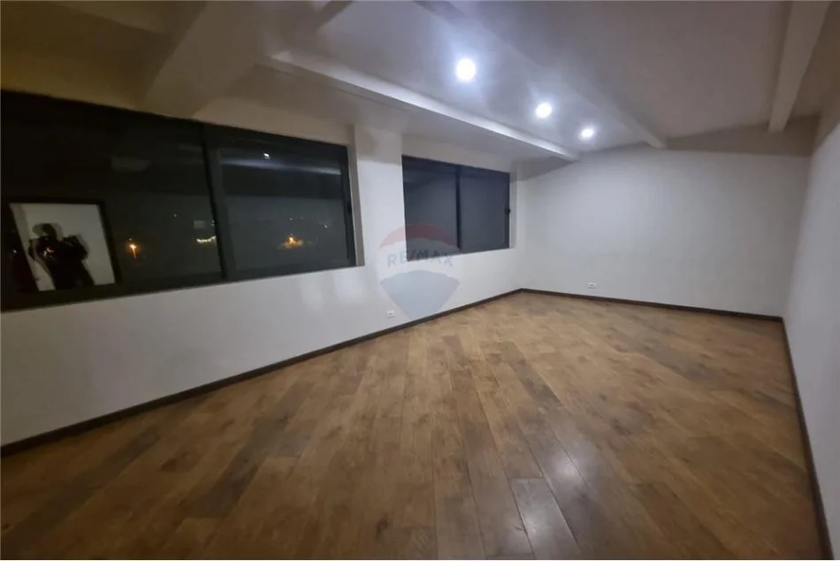 Tirane, jepet me qera Vile 3 Katshe , 550 m² 1.600 € (Rruga Vace Zela - Qendra Globe - Rruga e Kavajës)