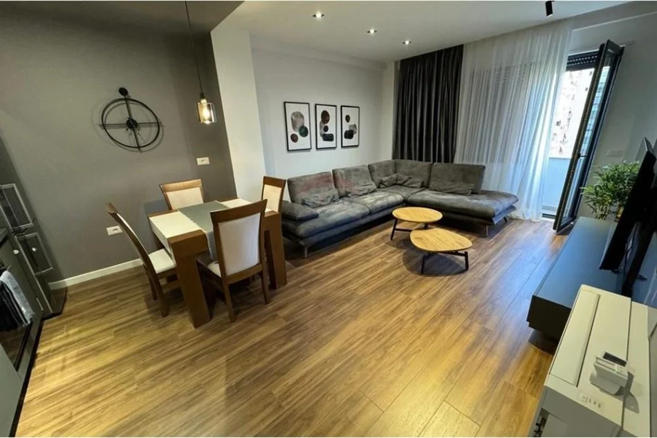 Tirane, jepet me qera apartament 1+1 Kati 5, 86 m² 800 € (Pazari i Ri)