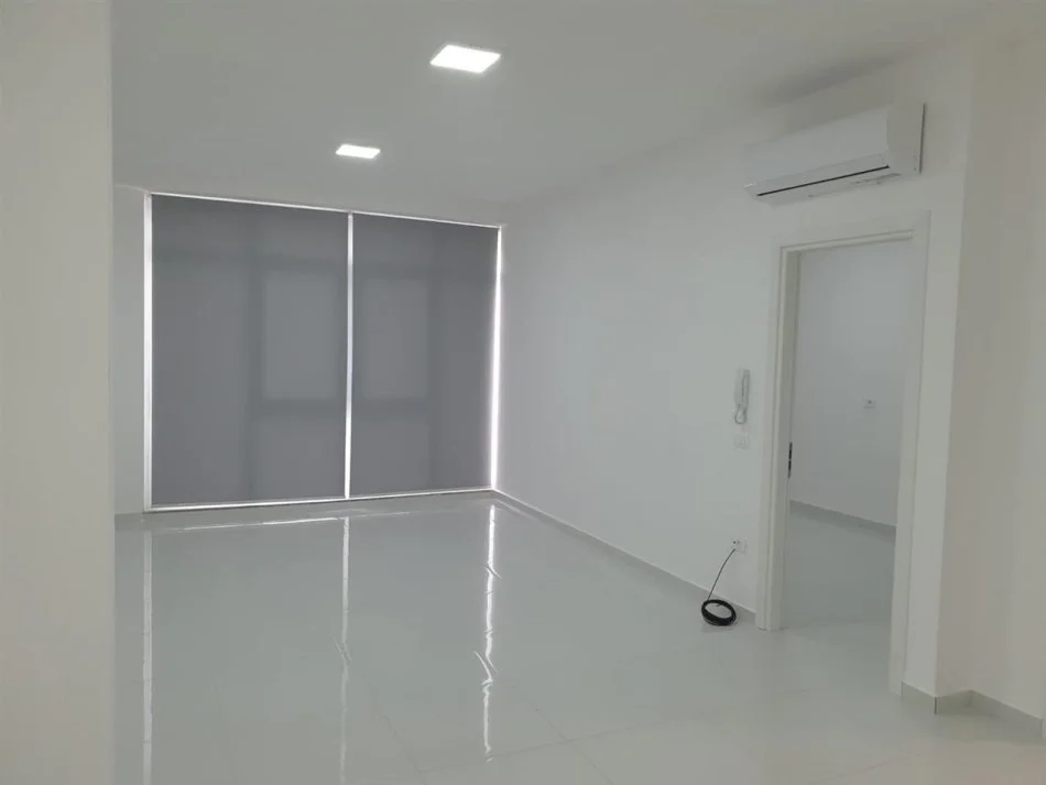 Tirane, jap me qera zyre Kati 2, 105 m² 900 € (Komuna e Parisit, Kompleksi Kika)