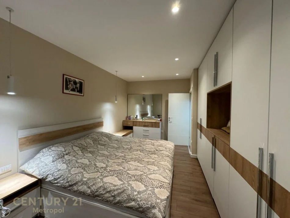 𝐓𝐢𝐫𝐚𝐧𝐞, 𝐣𝐞𝐩𝐞𝐭 𝐦𝐞 𝐪𝐞𝐫𝐚 𝐚𝐩𝐚𝐫𝐭𝐚𝐦𝐞𝐧𝐭 𝟐+𝟏 𝐊𝐚𝐭𝐢 𝟕, 𝟏𝟎𝟑 𝐦² 𝟗𝟎𝟎 € (𝐑𝐫𝐮𝐠𝐚 𝐞 𝐄𝐥𝐛𝐚𝐬𝐚𝐧𝐢𝐭)