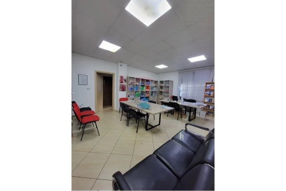 Tirane, jepet me qera ambjent biznesi Kati 1, 126 m² 1.200 € (Rruga " Pjeter Bogdani")