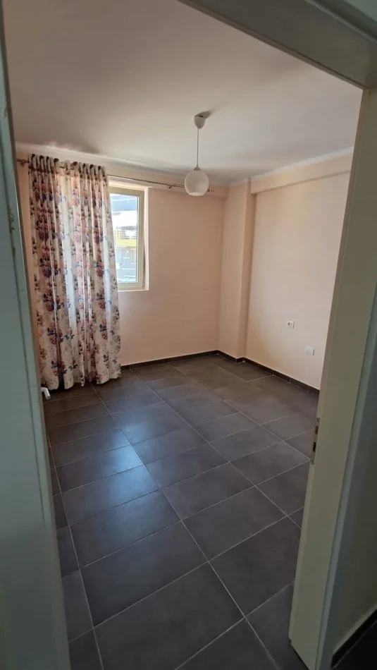 Tirane, jepet me qera apartament 2+1 Kati 4, 87 m² 350 € (shkoze)