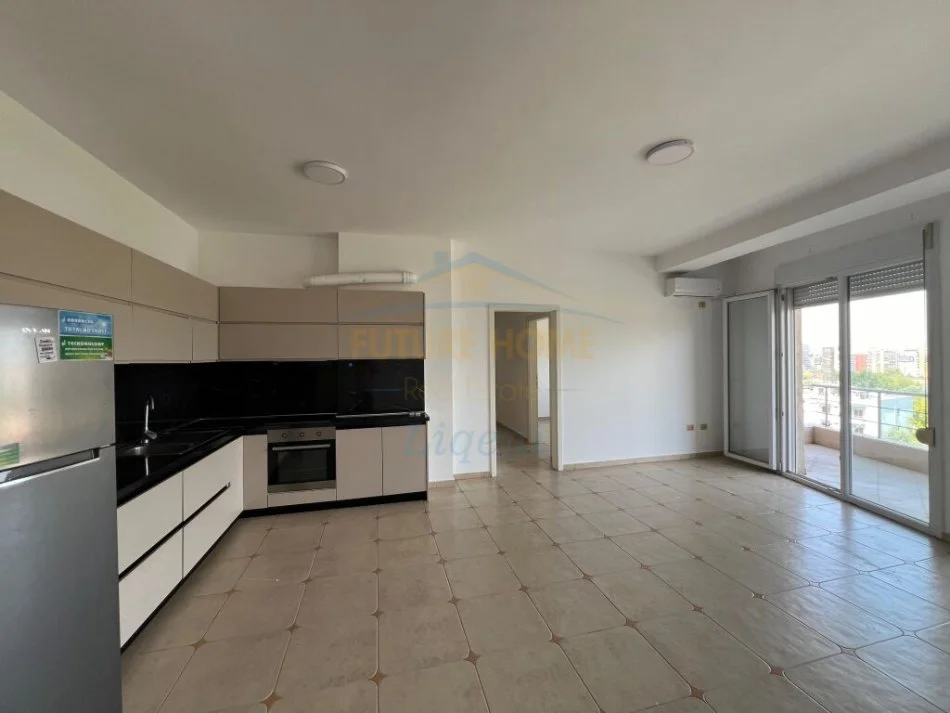 Tirane, jepet me qera apartament 3+1+Ballkon Kati 4, 144 m² 700 € (Liqeni i Thate)