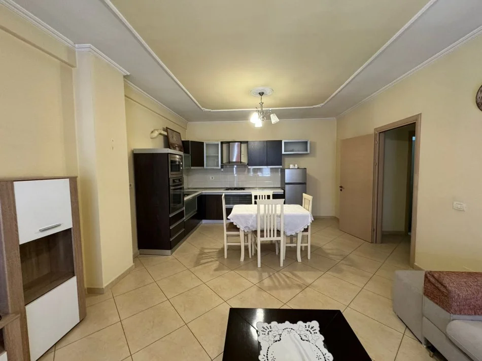 Tirane, jepet me qera apartament 2+1+Ballkon Kati 7, 120 m² 450 € (astir)