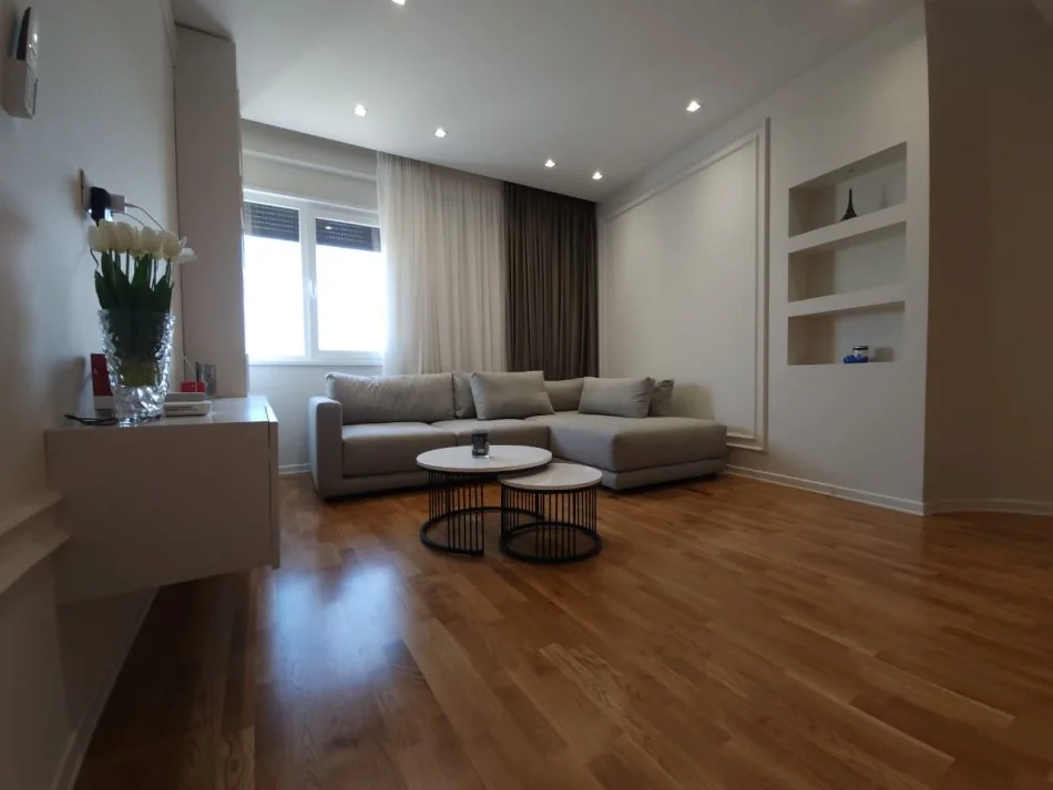 Tirane, shitet apartament 2+1+Ballkon Kati 4, 124 m² 185.000 € (Kinostudio)
