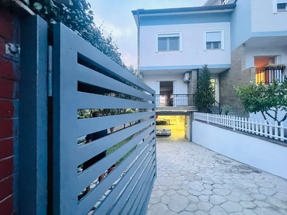 Tirane, jepet me qera Vile 4+1+Ballkon Kati 3, 250 m² 2.000 € (rruga e vilave)