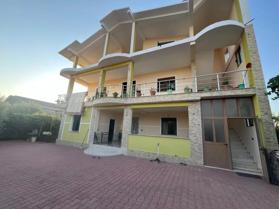 Tirane, shitet Vile 3 Katshe , 2.200 m² 550.000 € (kamez)