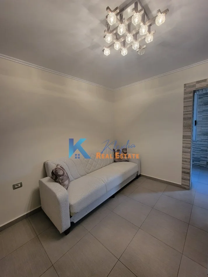 Tirane, jepet me qera apartament 1+1 Kati 4, 60 m² (Ministria e Jashtme, afer karburant Elda)