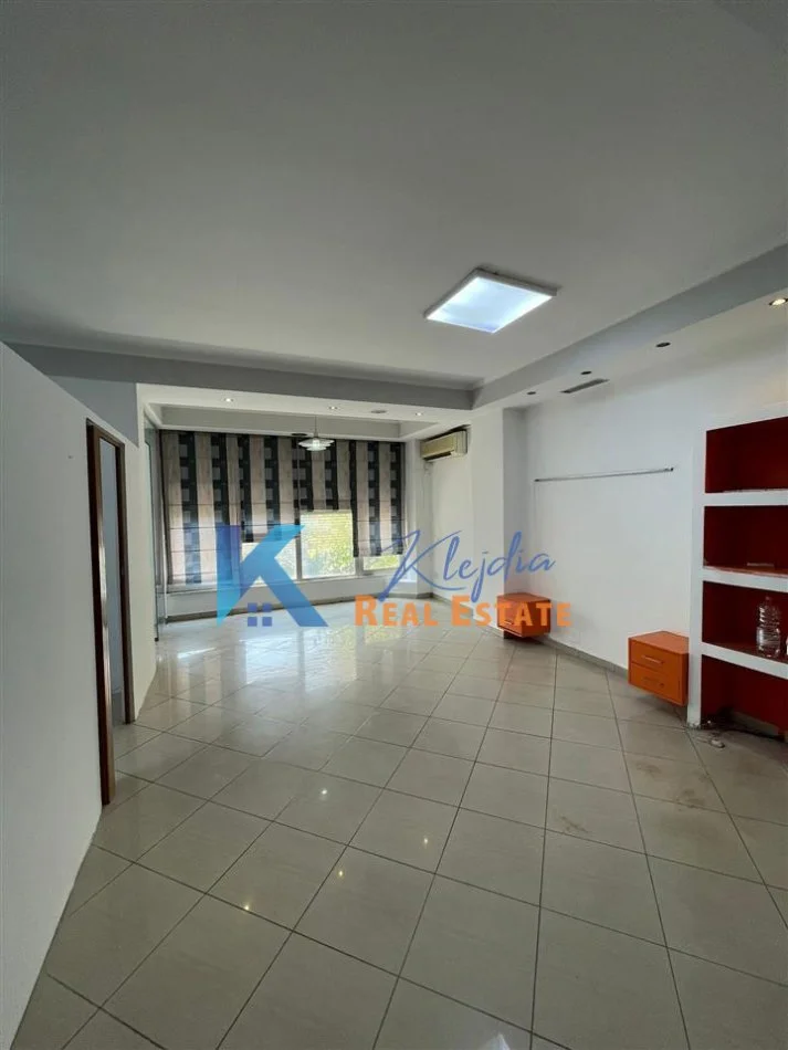 Tirane, jepet me qera zyre Kati 2, 60 m² 600 € (Rruga e Kavajes, afer Mullirit te Vjeter)