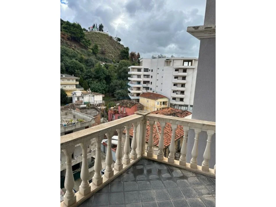 Vlore, shitet apartament 1+1 Kati 3, 615 m² 93.000 € (Sheshi i Flamurit)