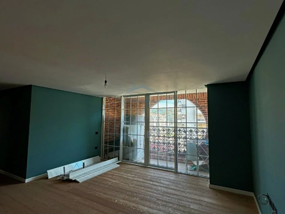 Vlore, shitet apartament 3+1 Kati 8, 180 m² 300.000 € (Bulevardi Ismail Qemali)