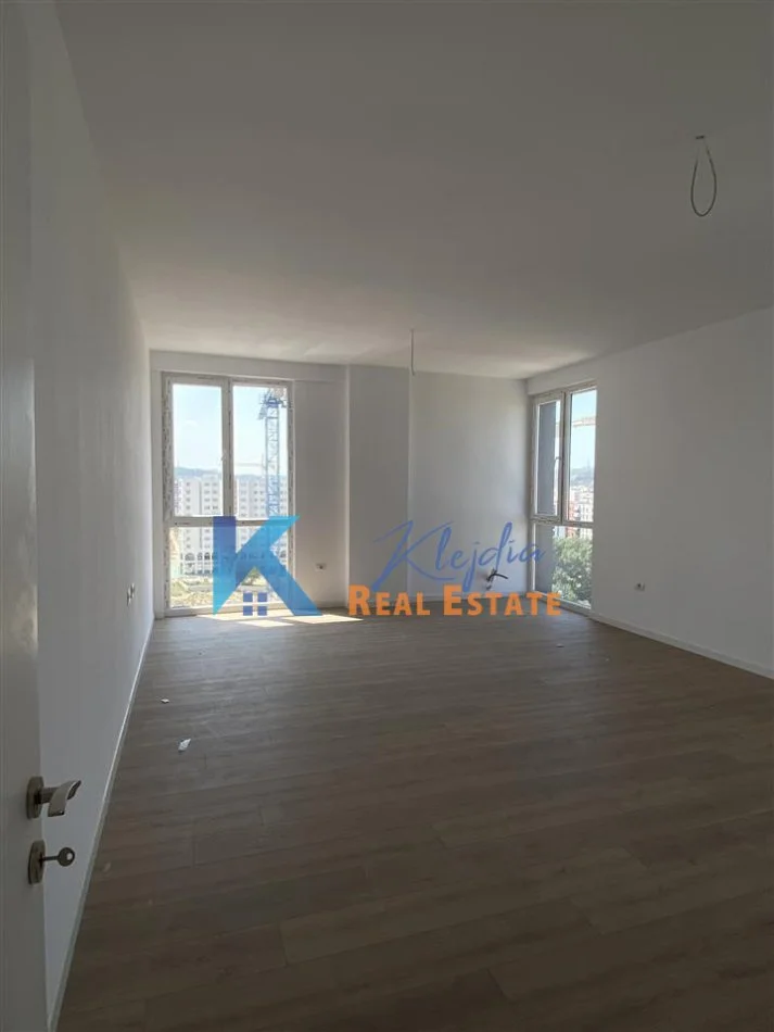 Tirane, jepet me qera apartament 2+1 Kati 9, 140 m² 1.000 € (Ish Fusha e Aviacionit, te Clover Residence)
