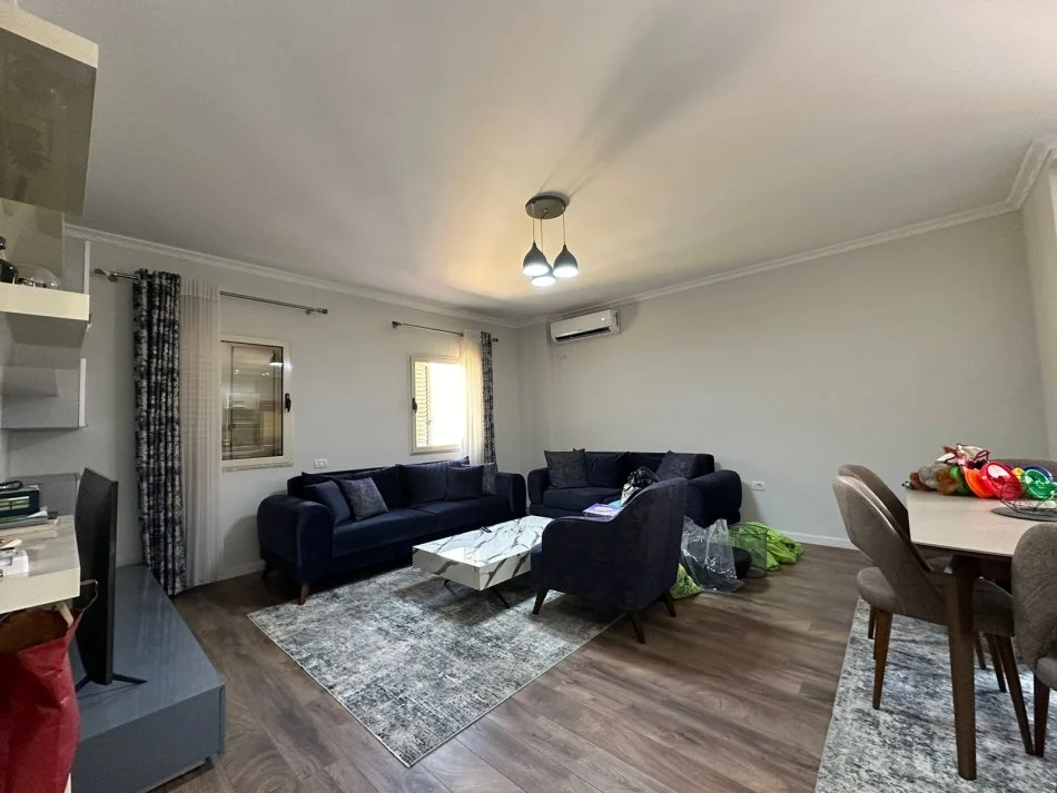 Tirane, jepet me qera apartament 2+1+Ballkon Kati 7, 110 m² 700 € (Komuna e Parisit)