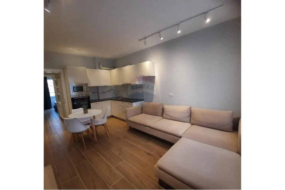 Tirane, jepet me qera apartament 1+1 Kati 4, 60 m² 550 € (Qendër - Kafe Flora)