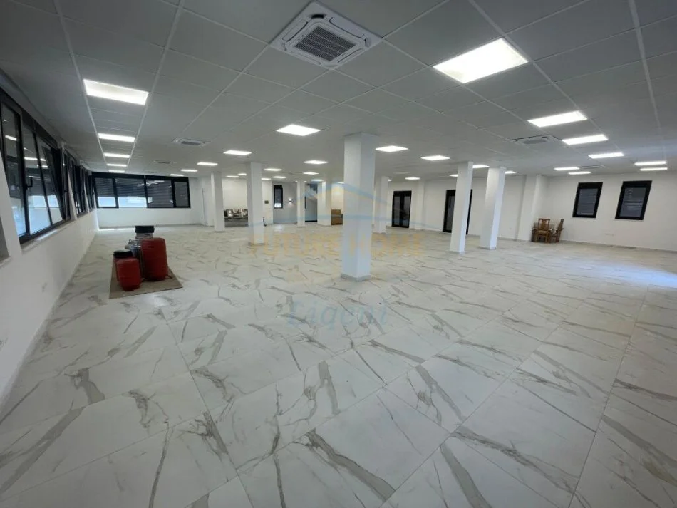 Tirane, jepet me qera Kati 1, 310 m² 3.500 € (Teg, Prane Terminalit)