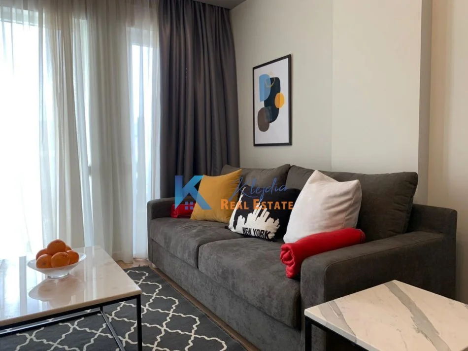 Tirane, jap me qera apartament 2+1+Ballkon Kati 4, 93 m² 750 € (Kompleksi Kontakt ne zonen e 21 Dhjetorit)