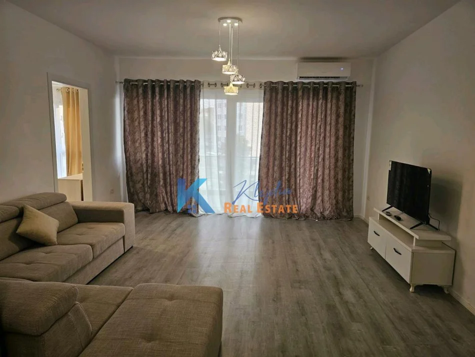 Tirane, jap me qera apartament 1+1+Ballkon Kati 3, 77 m² 600 € (5 Maji, afer Emerald Center)
