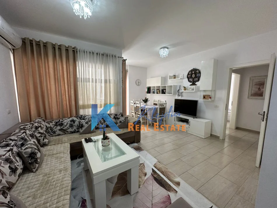 Tirane, jepet me qera apartament 1+1 Kati 4, 70 m² 450 € (Rruga 5 Maji, afer shkolles Tirana Jone)
