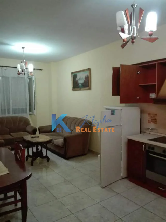 Tirane, jepet me qera apartament 2+1 Kati 5, 100 m² (Kthesa e Kamzes, afer Pallatit te Verdhe)