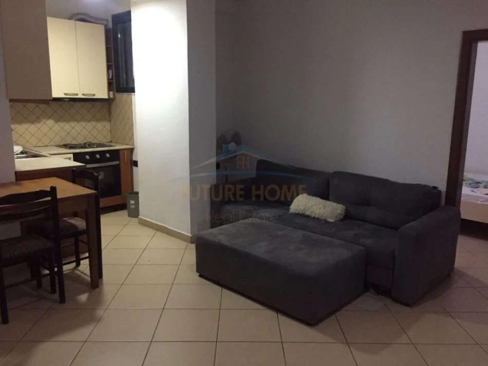 Vlore, jepet me qera apartament 1+1 Kati 3, 250 € (Rruga e Cipajve, Vlore) Rv 44321