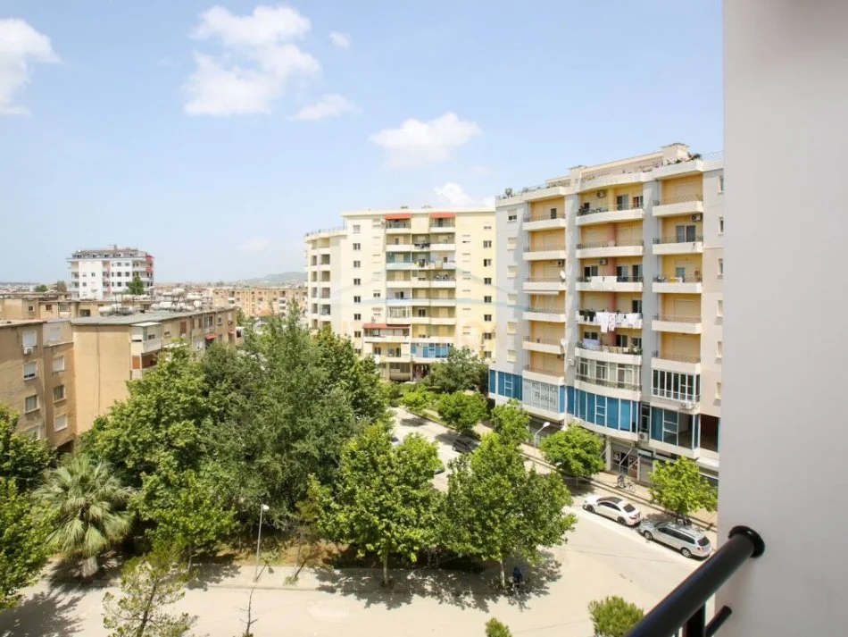 Vlore, jepet me qera apartament 1+1 Kati 6, 60 m² 300 € (Te Klinika Bakaj, Cole) RV44313
