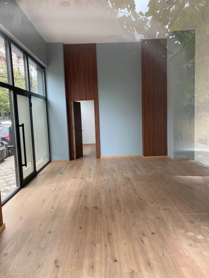 Tirane, jepet me qera ambjent biznesi Kati 0, 60 m² 800 € (Frosina Plaku)