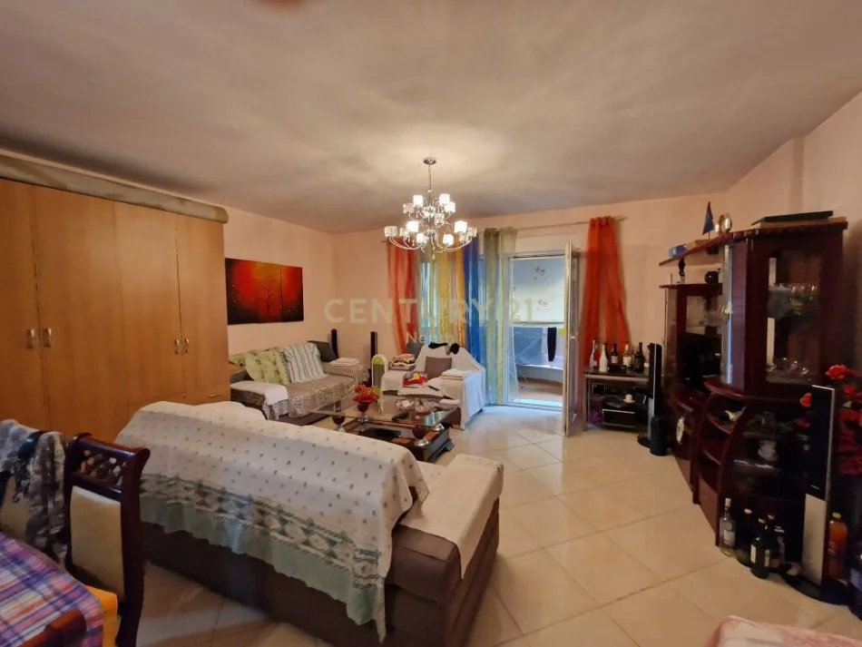 Tirane, shitet apartament 2+1+Ballkon Kati 3, 115 m² 195.000 € (Rruga: Kolombo, Liqeni i Thatë)