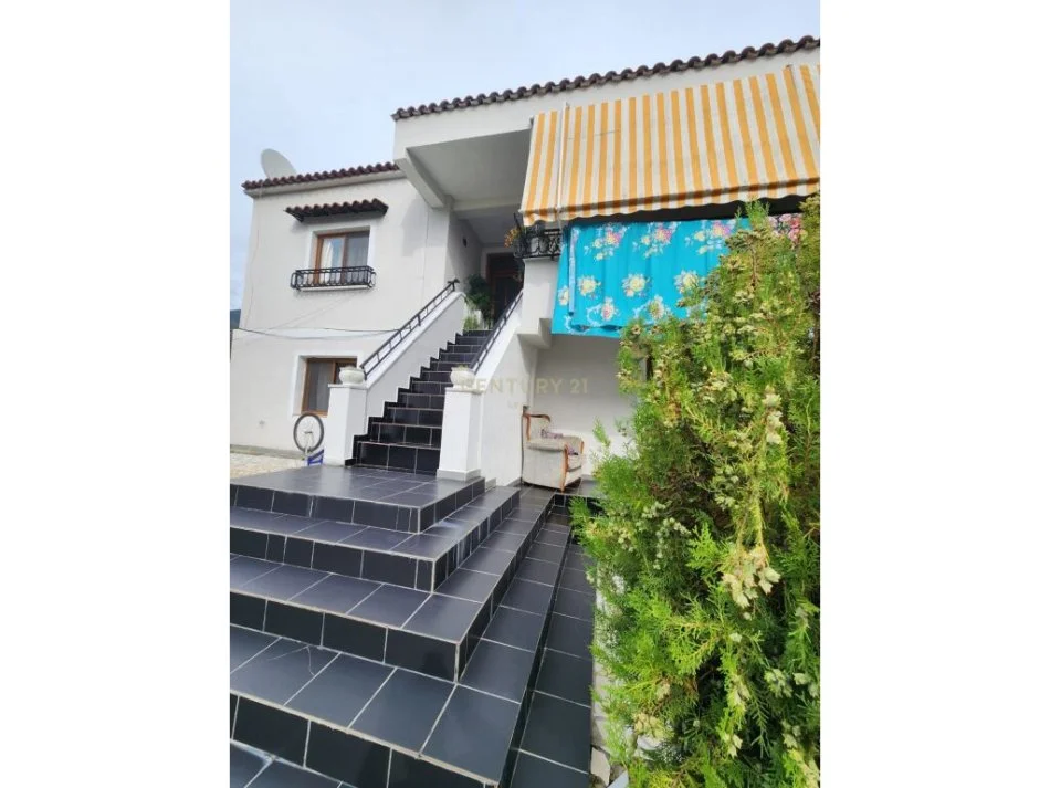 Tirane, jepet me qera apartament 2+1+Ballkon Kati 2, 132 m² 450 € (Adresa: Shkozë)