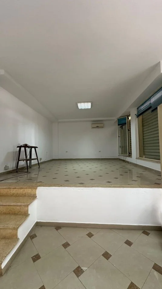 Tirane, jepet me qera dyqan Kati 0, 65 m² 300 € (teodor keko)