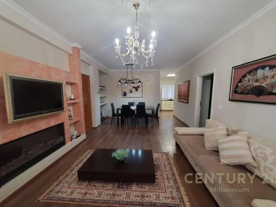 𝐓𝐢𝐫𝐚𝐧𝐞, 𝐣𝐞𝐩𝐞𝐭 𝐦𝐞 𝐪𝐞𝐫𝐚 𝐚𝐩𝐚𝐫𝐭𝐚𝐦𝐞𝐧𝐭 𝟐+𝟏 𝐊𝐚𝐭𝐢 𝟒, 𝟖𝟏 𝐦² 𝟖𝟎𝟎 € (𝐑𝐫.𝐀𝐝𝐞𝐦 𝐉𝐚𝐬𝐡𝐚𝐫𝐢, 𝐆𝐚𝐫𝐝𝐚)