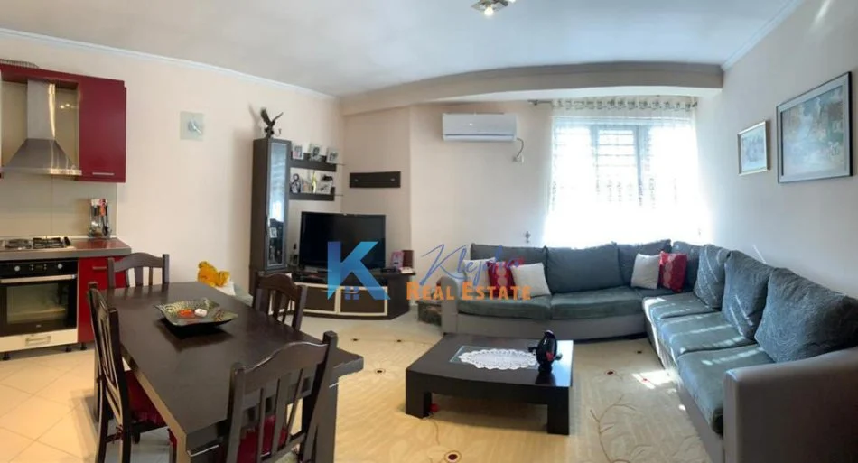 Tirane, shes apartament 2+1+Ballkon Kati 6, 98 m² 125.000 € (Yzberisht)