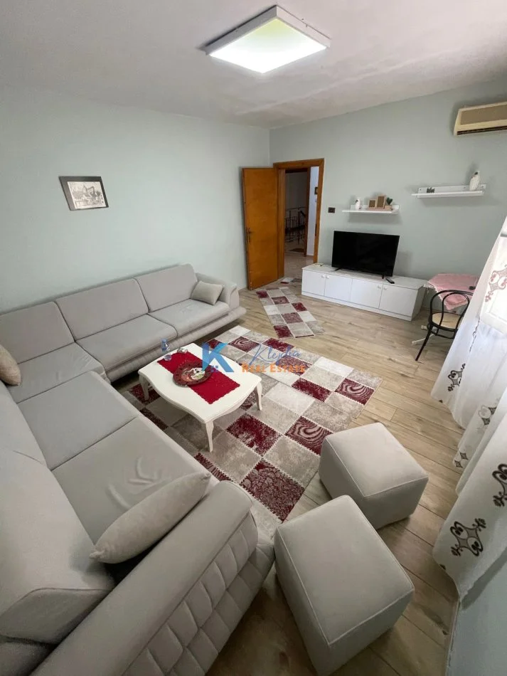 Tirane, jap me qera apartament 1+1 Kati 4, 64 m² 580 € (Myslym Shyr, afer Drejtorise se Policise)