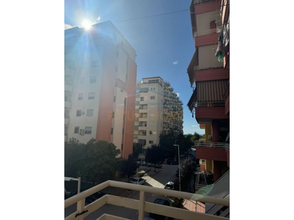 Vlore, jepet me qera apartament 1+1 Kati 2, 70 m² 350 € (Rruga e Cipajve) RV44411