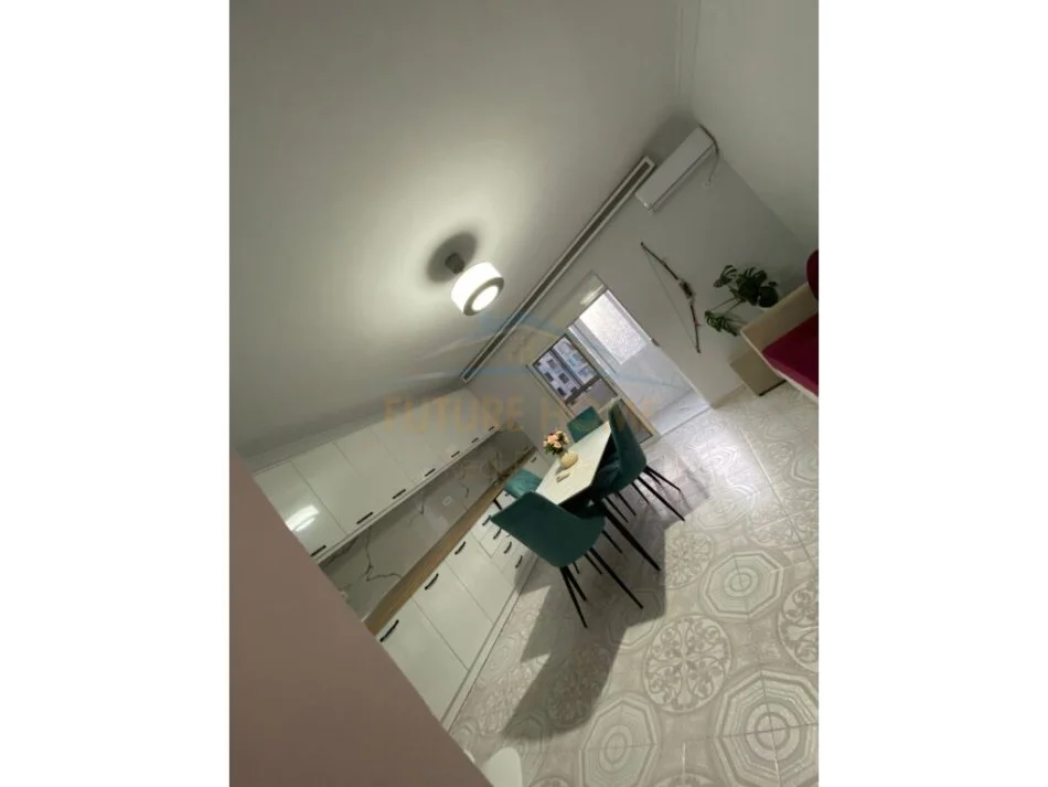 Vlore, jepet me qera apartament 2+1 Kati 3, 84 m² 300 € (Te Neranxi, afer Shkolles Industriale)