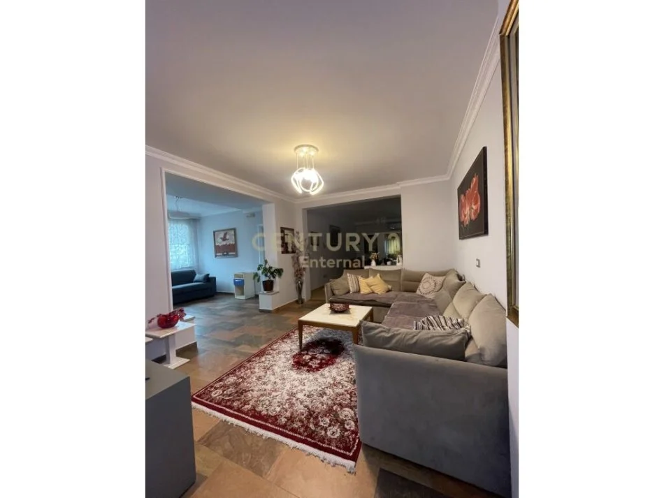 𝐓𝐢𝐫𝐚𝐧𝐞, 𝐣𝐞𝐩𝐞𝐭 𝐦𝐞 𝐪𝐞𝐫𝐚 𝐚𝐩𝐚𝐫𝐭𝐚𝐦𝐞𝐧𝐭 𝟑+𝟏 𝐊𝐚𝐭𝐢 𝟔, 𝟖𝟕 𝐦² 𝟖𝟎𝟎 € (𝐑𝐫𝐮𝐠𝐚 𝐒𝐢𝐫𝐢 𝐊𝐨𝐝𝐫𝐚)