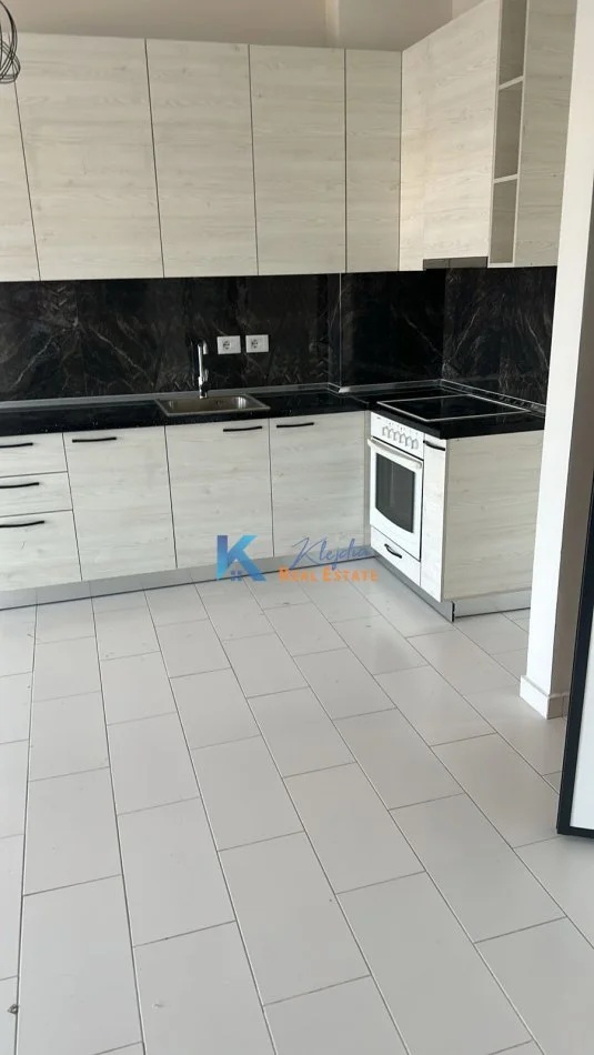 Tirane, jap me qera apartament 1+1+Ballkon Kati 11, 70 m² 400 € (1+1+depo per qira te kompleksi Golden Park)