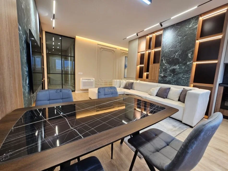 Tirane, jepet me qera apartament 2+1 Kati 8, 103 m² 1.600 € (Rruga e "Barikadave", Qender)