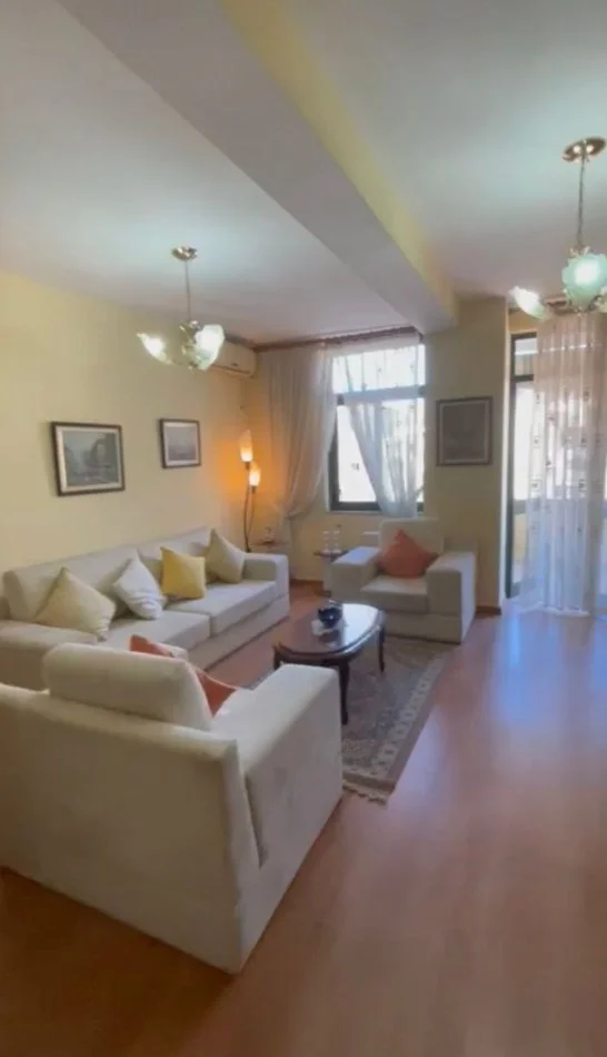 Tirane, jepet me qera apartament 1+1+Ballkon Kati 2, 75 m² 500 € (21 dhjetori)