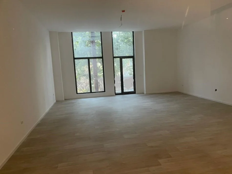Tirane, jepet me qera ambjent biznesi Kati -2, 124 m² 2.500 € (Rruga e Kavajes)