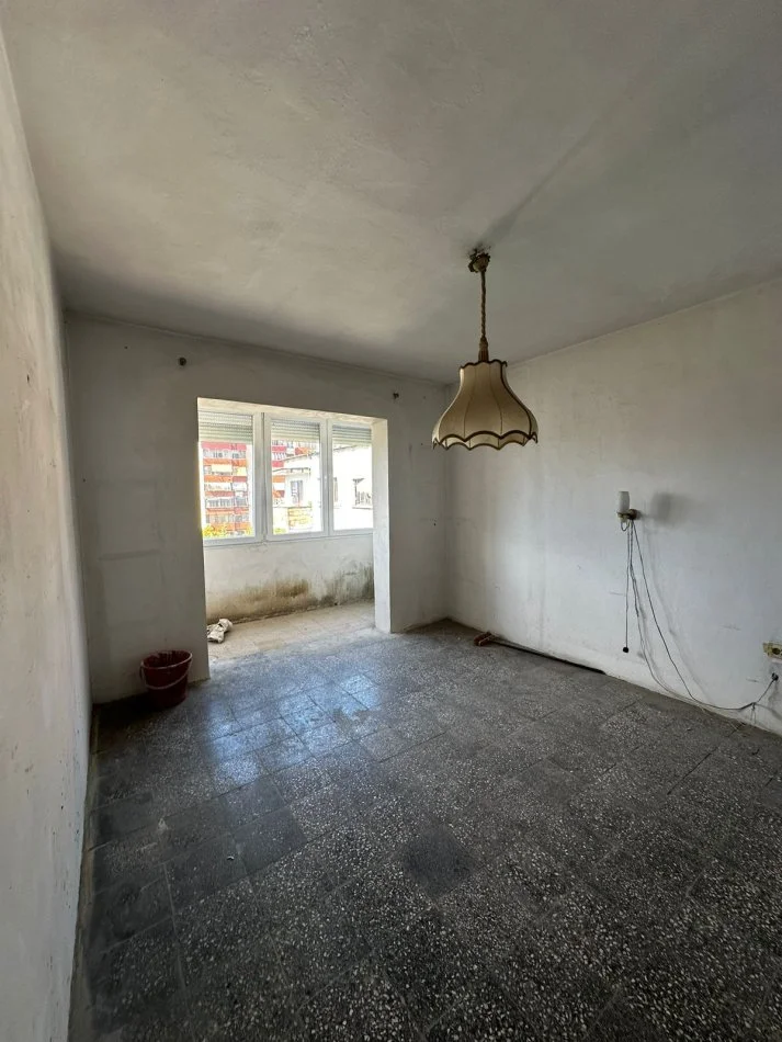 Tirane, shes apartament 1+1+Ballkon Kati 5, 52 m² 75.000 € (Ali Dem)