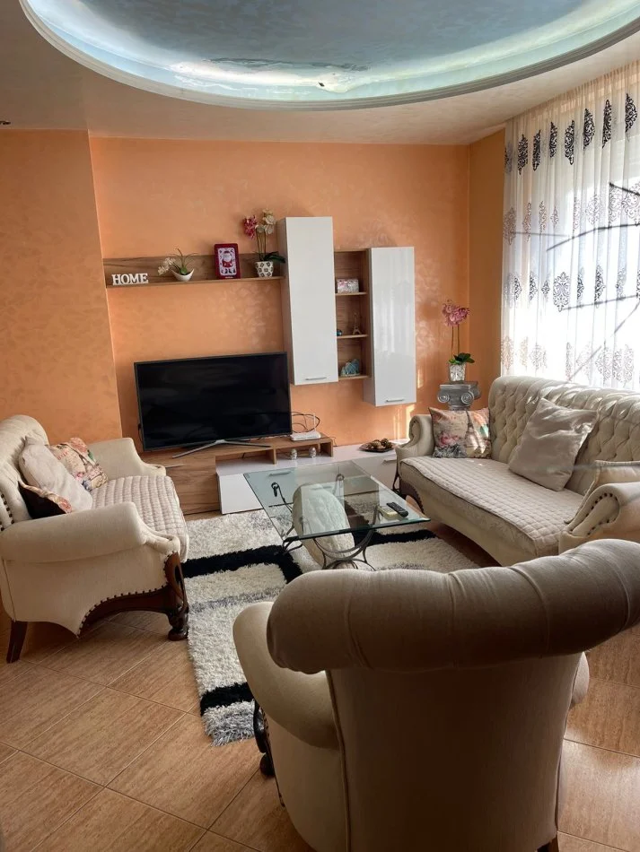Tirane, jepet me qera 1+1+Ballkon Kati 9, 70 m² 700 € (rruga e kosovareve)